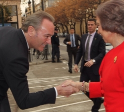 Su Majestad la Reina a su llegada al Instituto Valenciano de Arte Moderno, recibe el saludo del presidente de la Generalitat Valenciana, Alberto Fabra